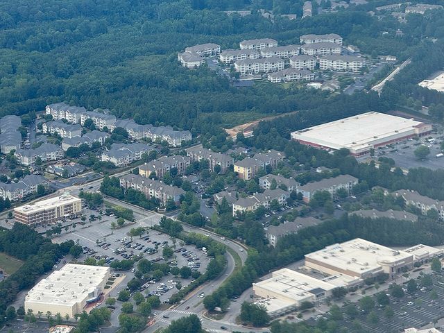 Houses and shops in Princeton Lakes, Atlanta