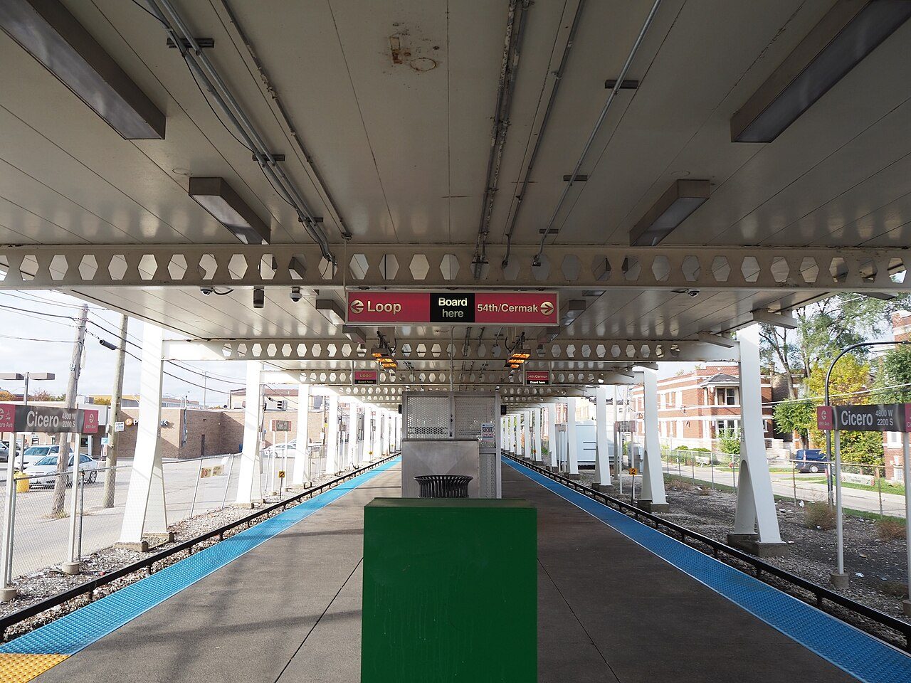 Platform at Cicero station on the CTA Pink Line