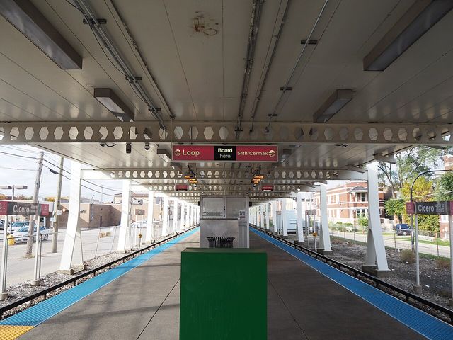 Platform at Cicero station on the CTA Pink Line
