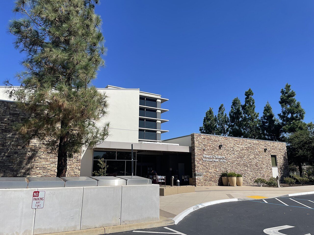 Ronald H. Roberts Temecula Public Library exterior