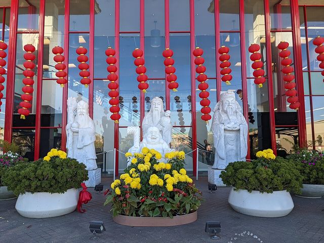 Courtyard and statues at Asian Garden Mall